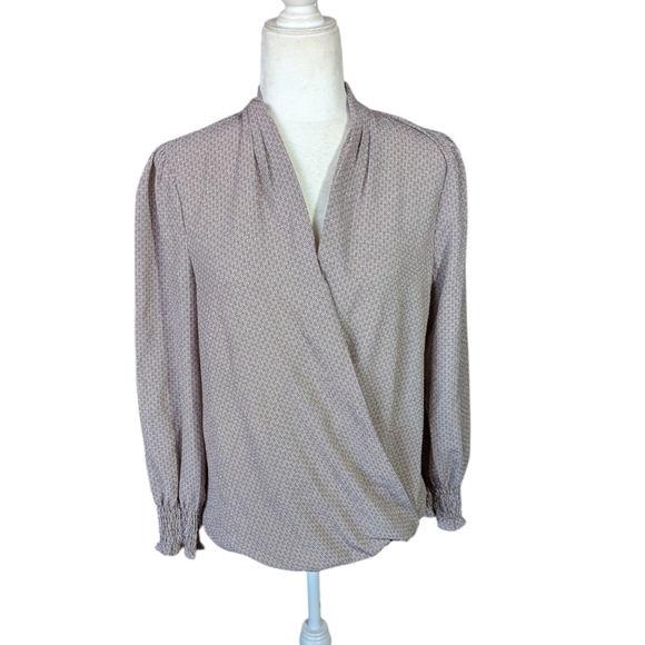 Adrianna Papell Taupe  Moroccan Tile Print Surplice Top Smocked Cuffs Chic sz S - Picture 4 of 10